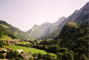 Village de Bellevaux dans la vallée du Brevon chambres d'hotes Délices de Noix Bellevaux Haute-Savoie